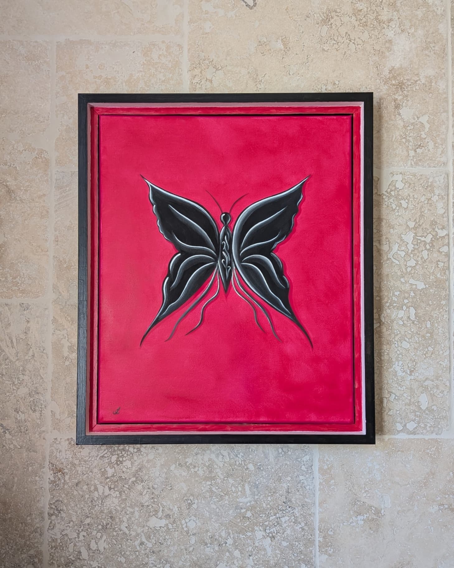 Un papillon raffiné sur un fond évoquant du velours.