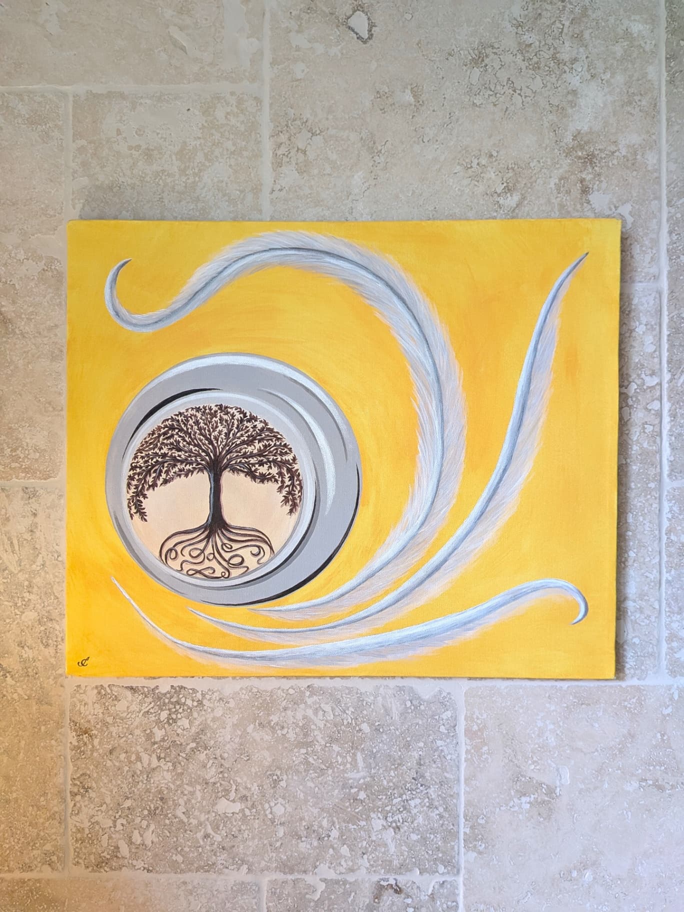 La chaleur du jaune, la douceur du gris, et cet arbre de vie pour illuminer tendrement votre foyer.