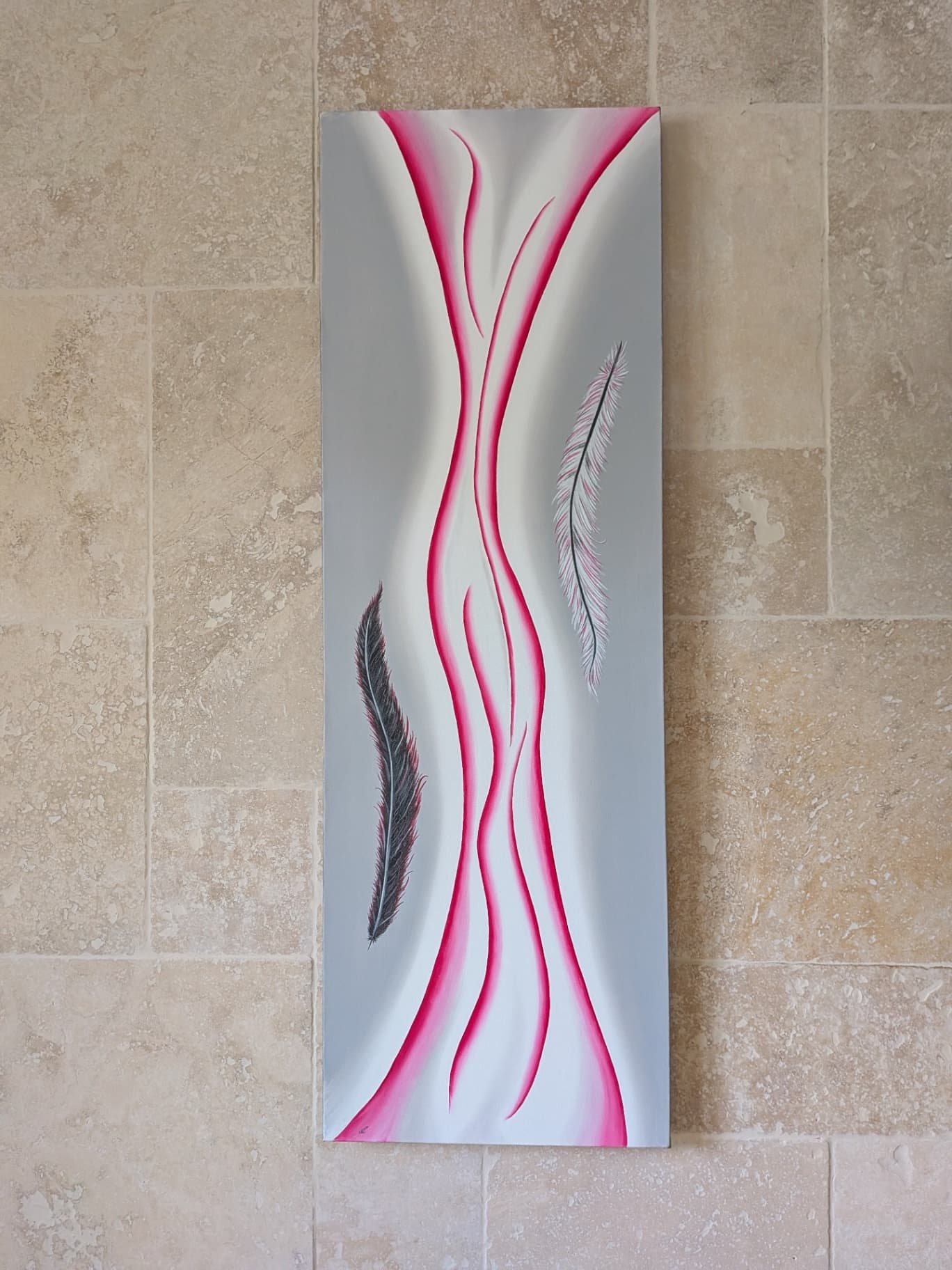 Des courbes délicates, la légèreté et la douceur des plumes, une œuvre toute en élégance qui captive le regard.