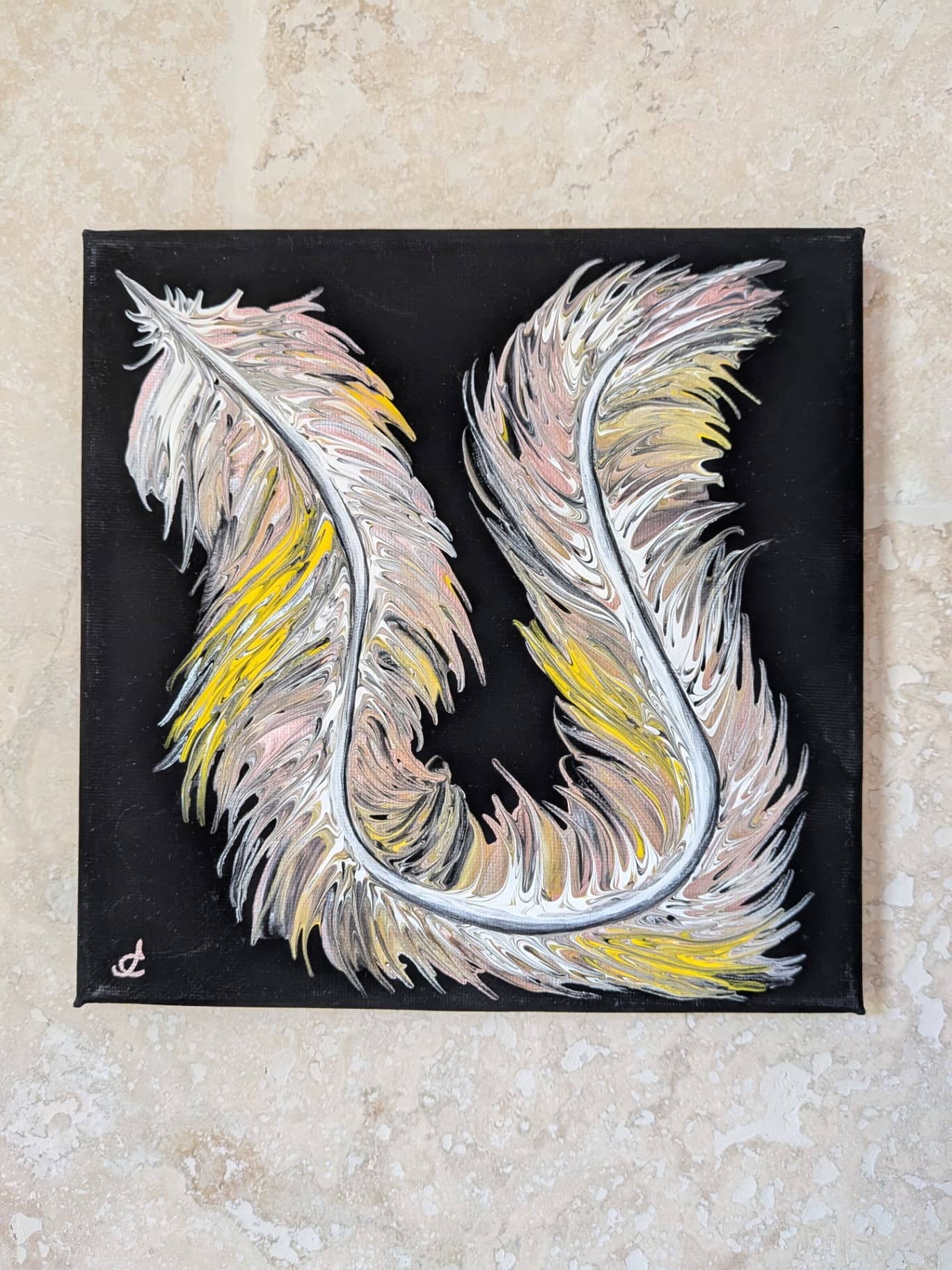 Une plume aux couleurs claires envahissant l'espace de ce fond noir.